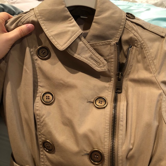 ⛔️ SOLD ⛔️ Burberry Short Trench - Picture 6 of 7